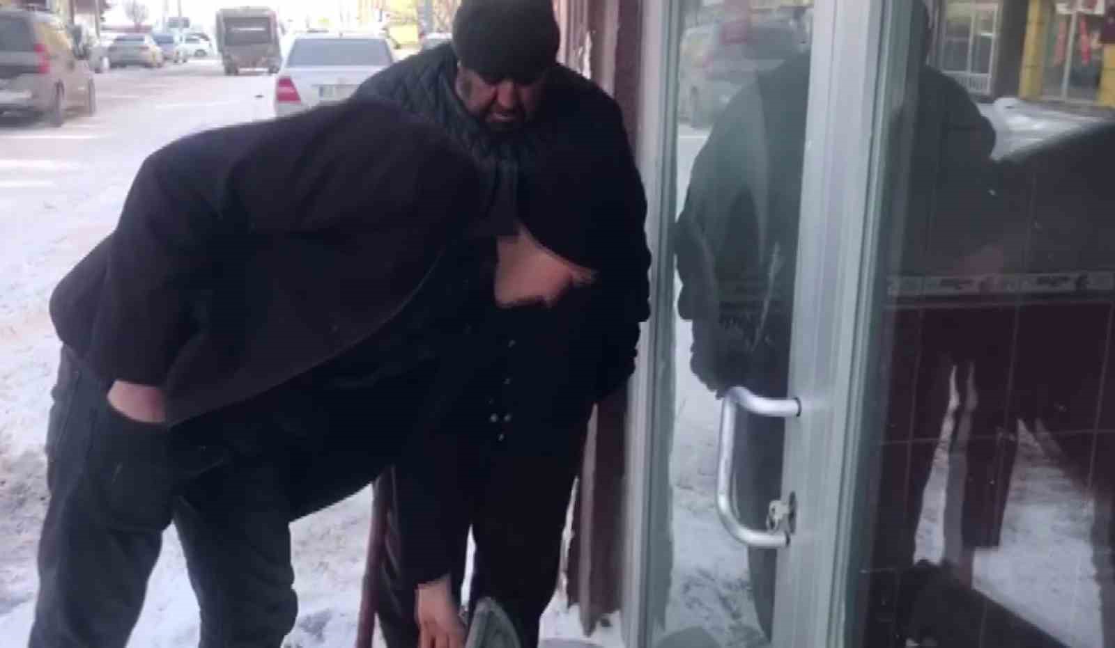 Sibirya soğukları esnafı zorladı: Donan kapı kilidini ısıtıcıyla a&ccedil;maya &ccedil;alıştı
