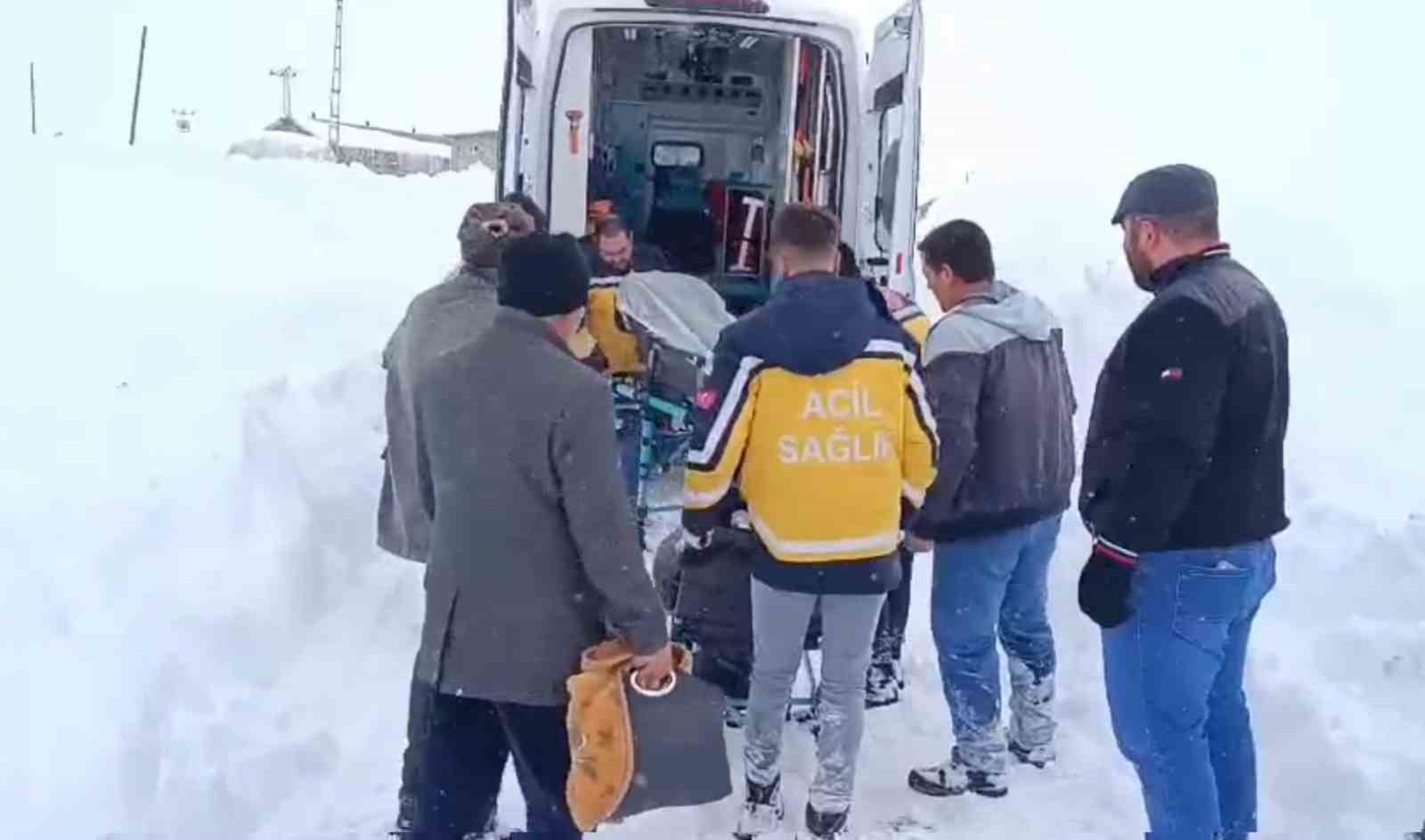 Ağrı&rsquo;da karla kapanan k&ouml;yde 4 saatlik m&uuml;cadele, hastaya hayat yolu a&ccedil;tı
