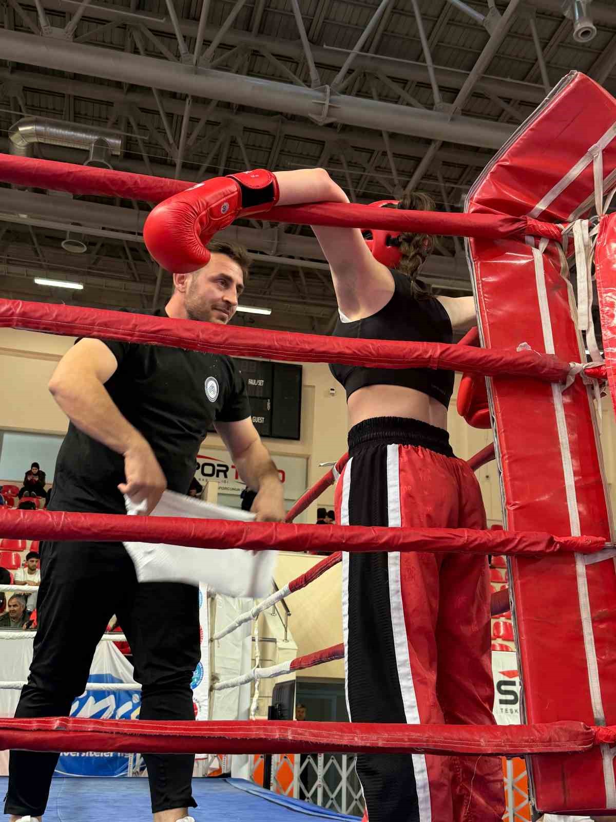 V&uuml;cut geliştirmek i&ccedil;in gittiği salonda kick boksla tanıştı, 5 ay sonra &Uuml;nilig&rsquo;de 3. oldu
