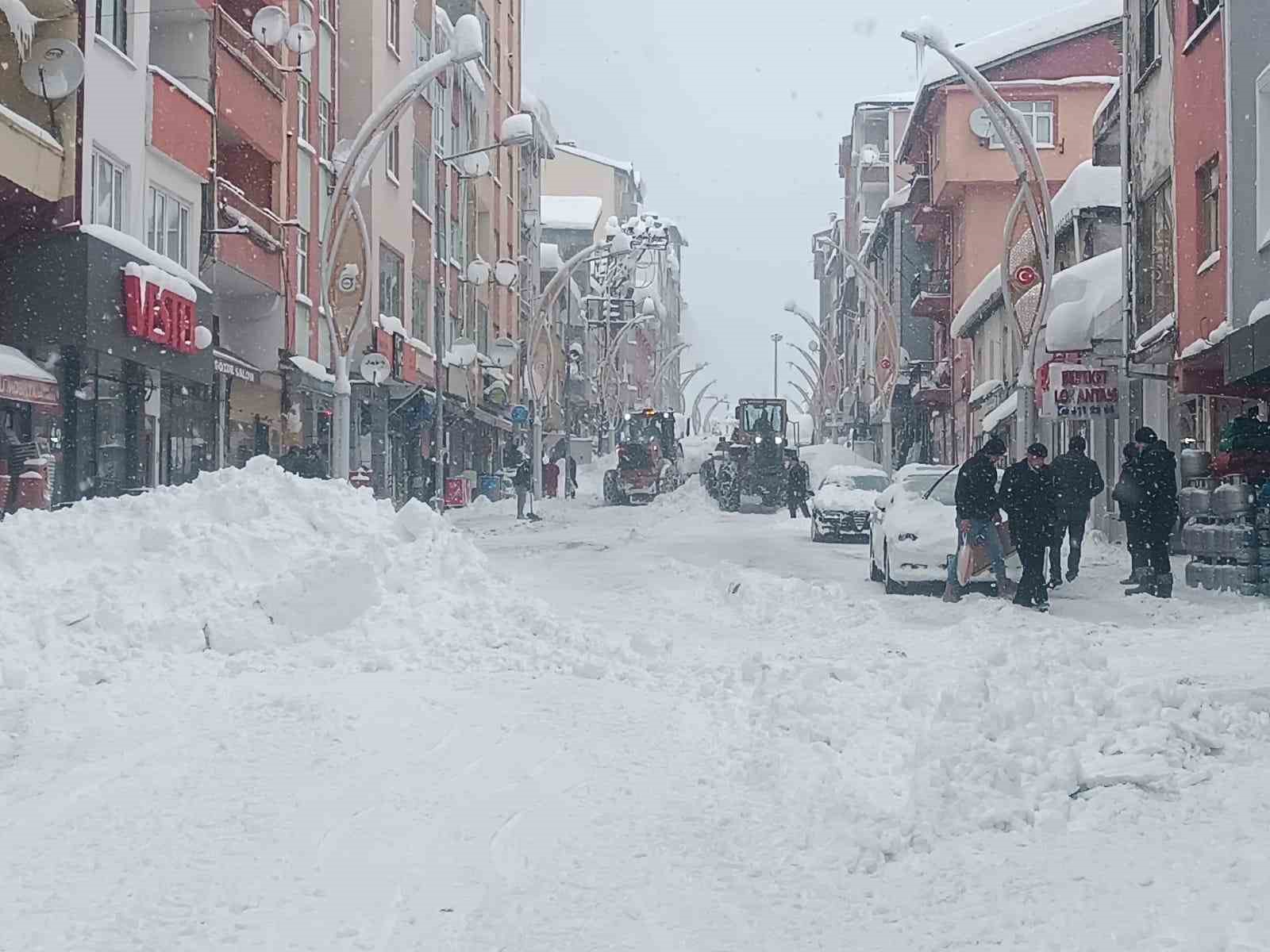 Ordu’da kardan kapanan 692 mahalle yolu 1 günde ulaşıma açıldı