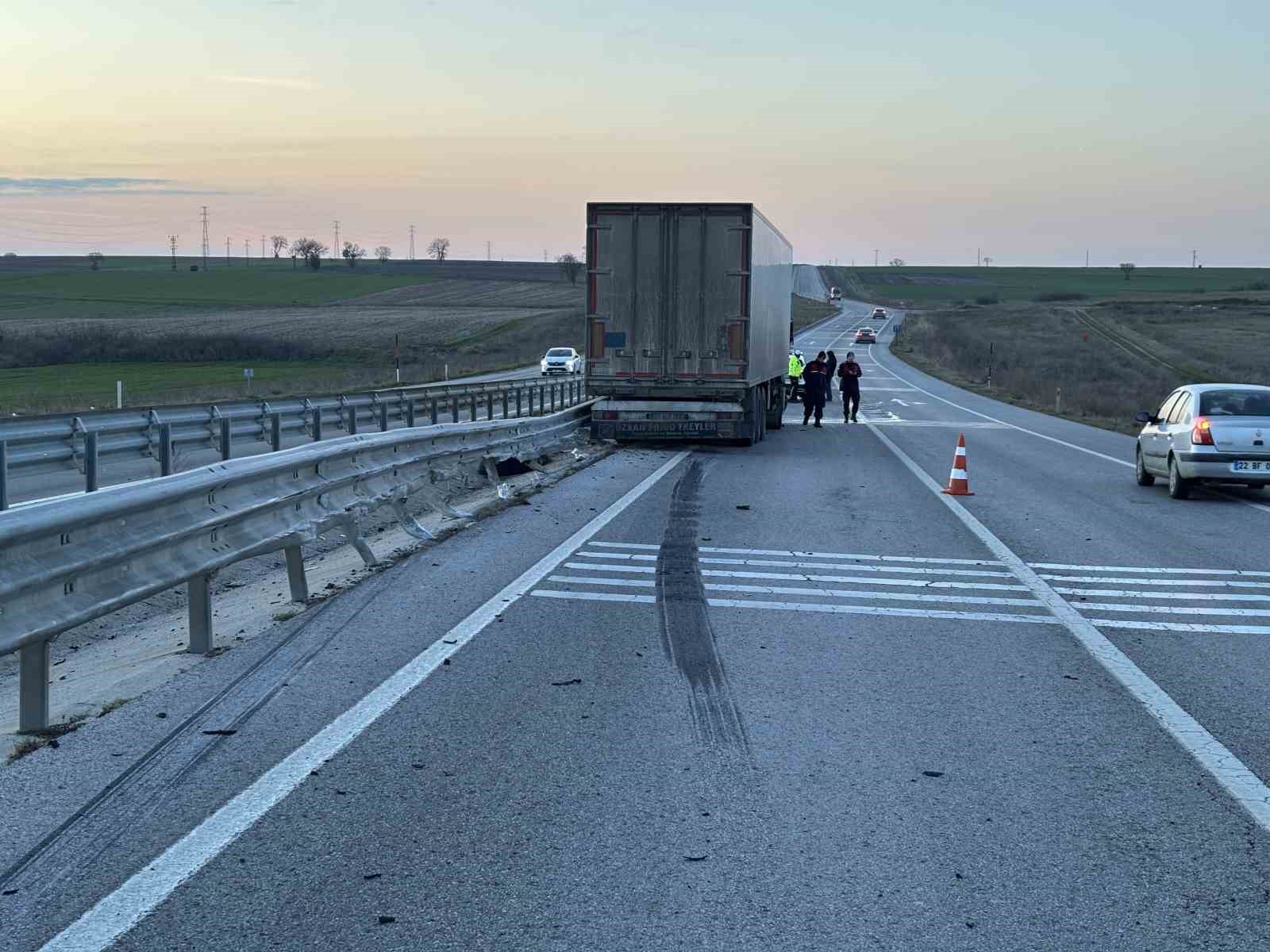 Edirne’de tır bariyerlere çarptı