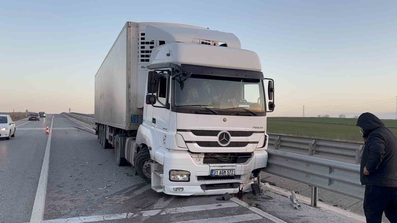 Edirne’de tır bariyerlere çarptı