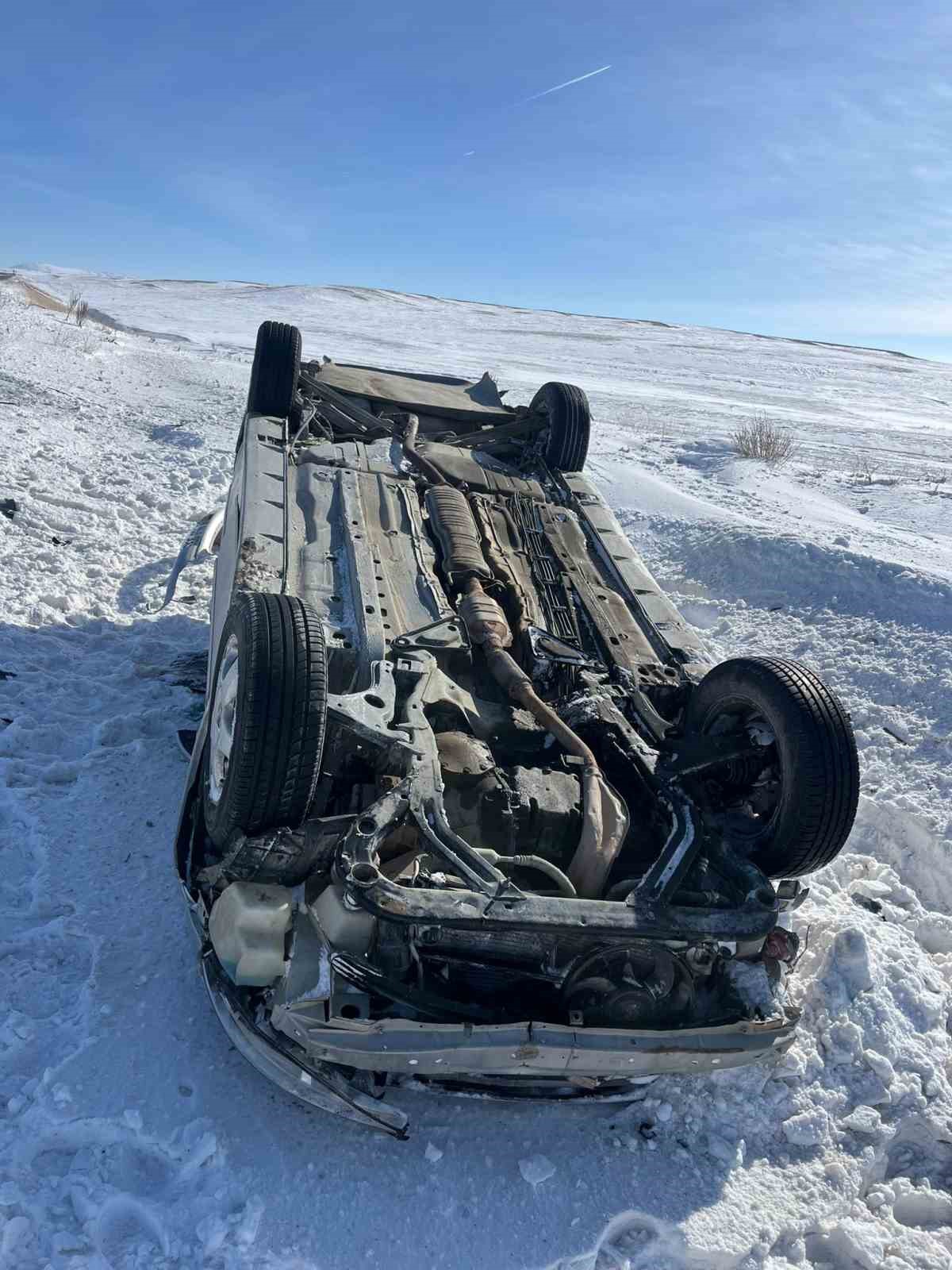 Sivas’ta takla atıp ters dönen otomobildeki 4 kişi yaralandı