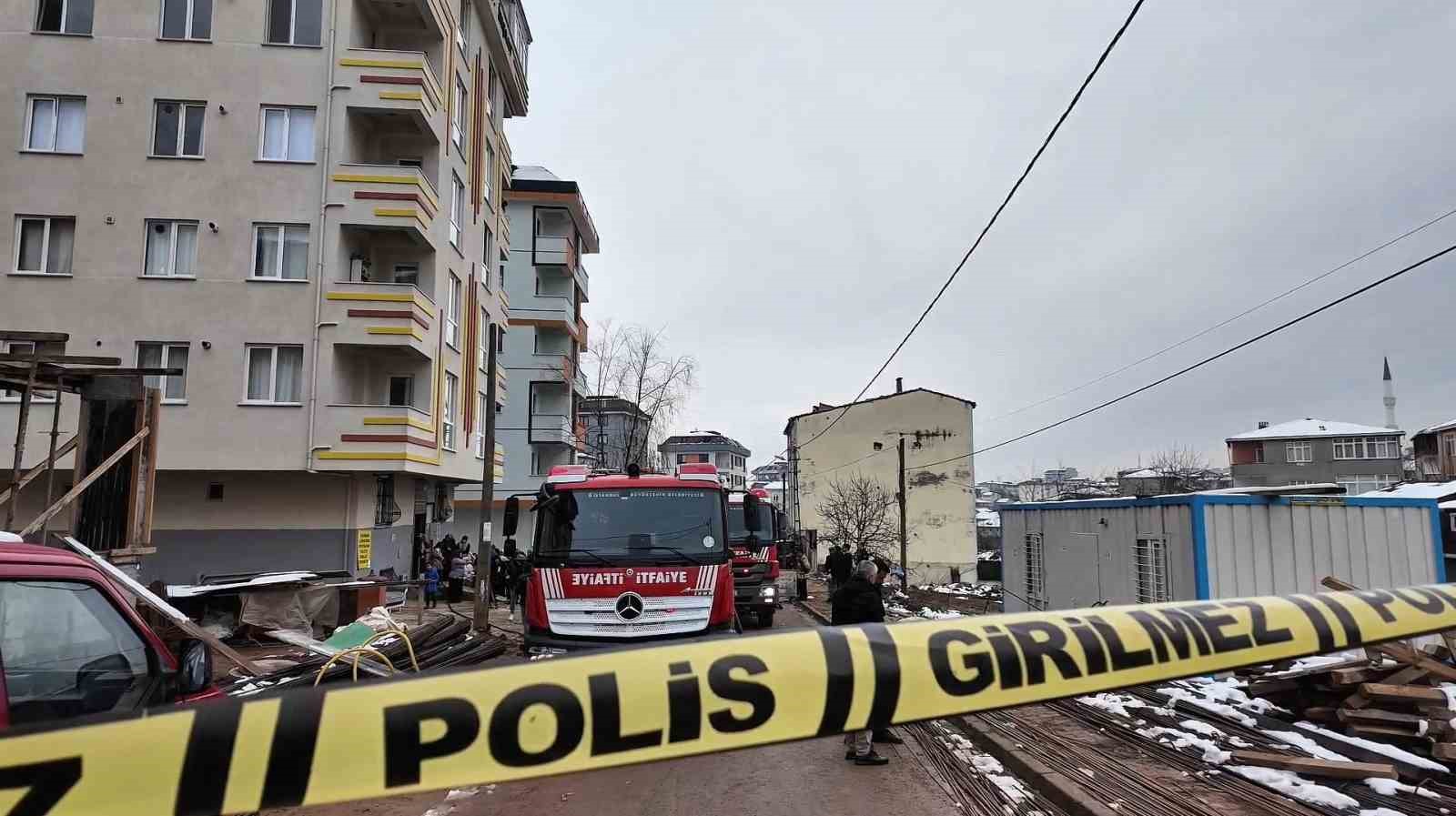 Sultanbeyli’de 5 katlı binada yangın: 12 kişi kurtarıldı