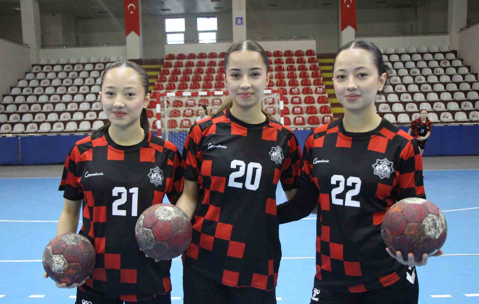 Aynı takımdaki hentbolcu üçüzleri gören şaşırıyor