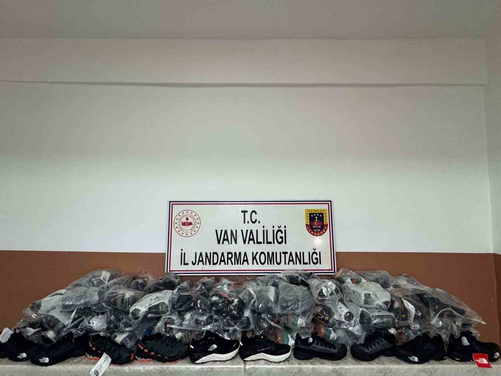 Van&rsquo;da bin 410 adet epidotlu kuvars taşı ele ge&ccedil;irildi
