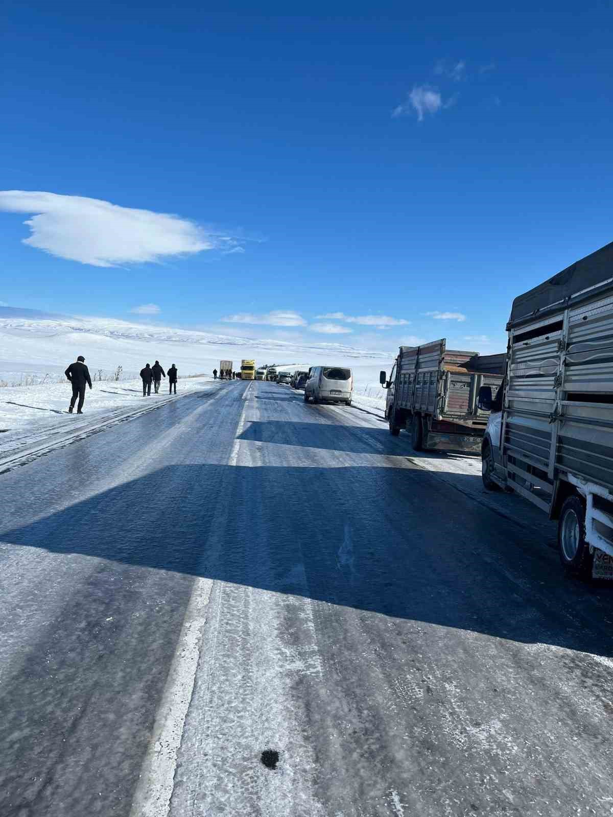 Eksi 30&rsquo;a d&uuml;şen sıcaklıklarda buz pistine d&ouml;nen yolda ara&ccedil;lar mahsur kaldı
