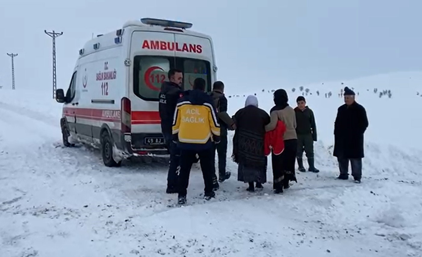 Muş’ta hasta, ambulansa iş makinesiyle ulaştırıldı