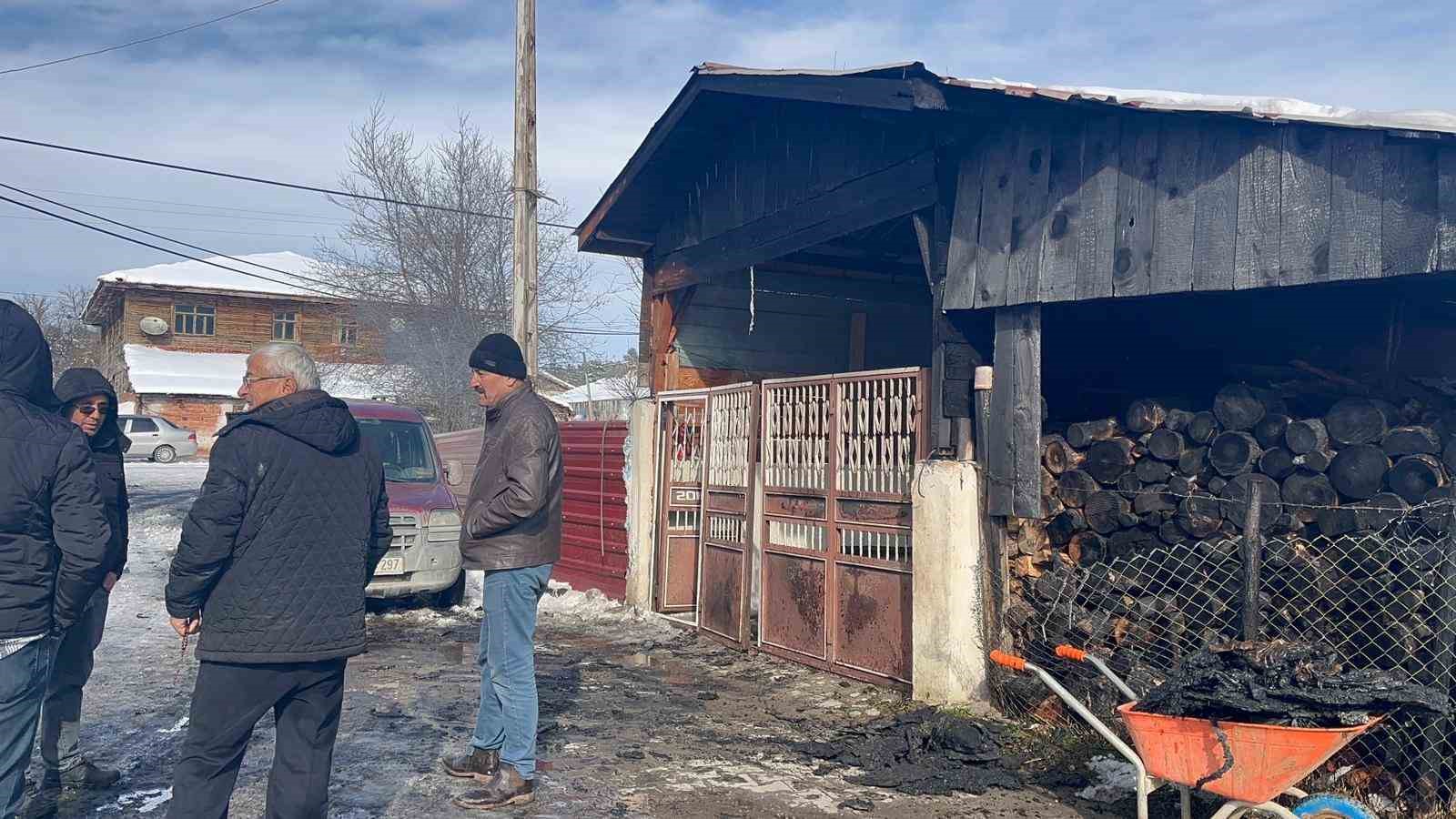 Alevlere teslim olan minibüsünü izlerken kalbine yenik düştü