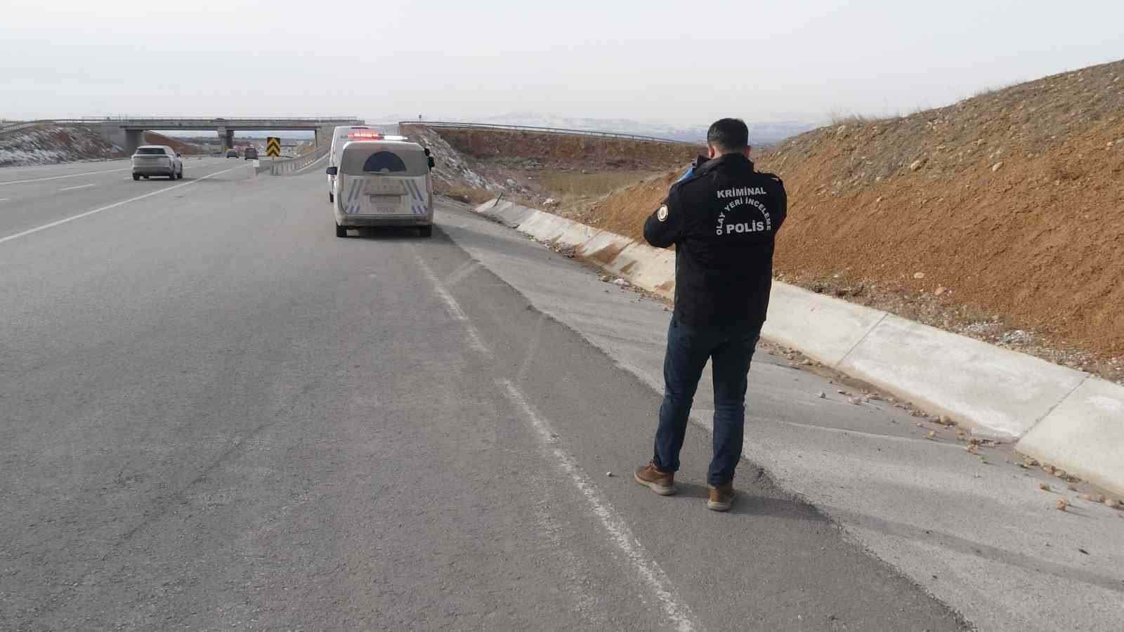 Malatya&rsquo;da lastiği patlayan otomobil şarampole u&ccedil;tu: 1 &ouml;l&uuml;, 2 yaralı
