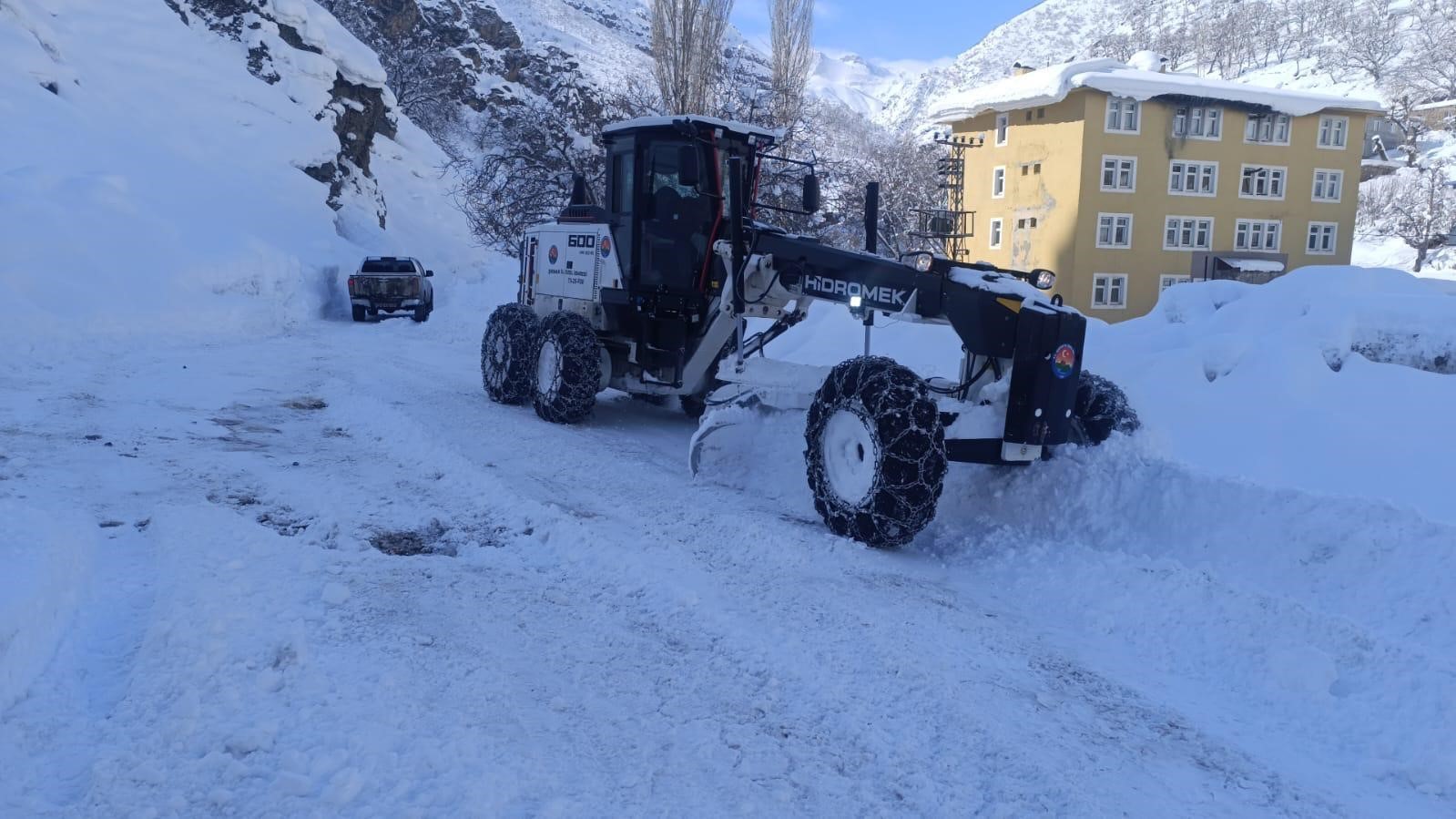 Şırnak&rsquo;ta karlı yollar tek tek a&ccedil;ılıyor
