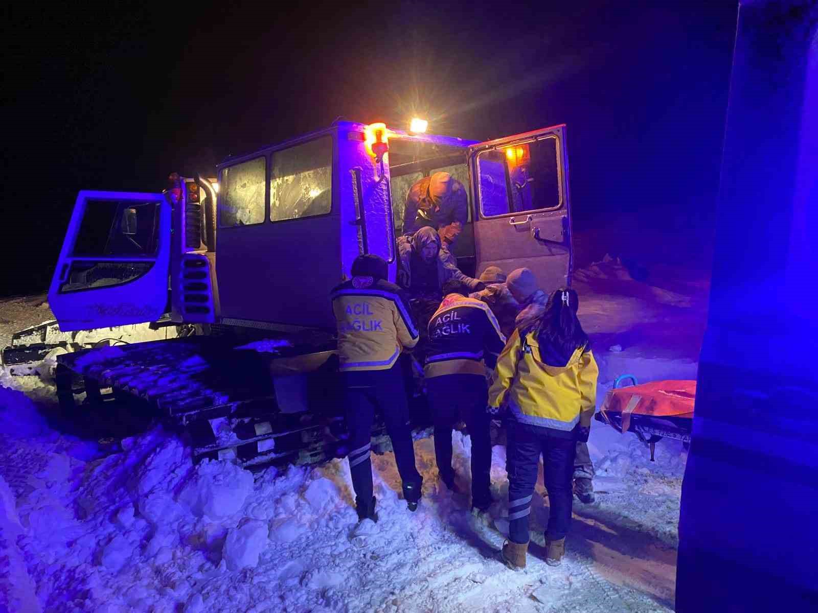 Kars&rsquo;ta Mehmet&ccedil;ik paletli kar aracıyla yaşlı hastaya ulaştı
