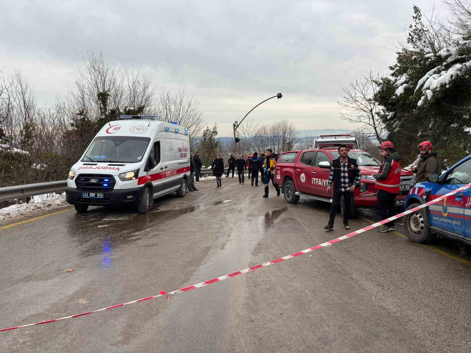 Yolcu otobüsü şarampole yuvarlandı, çok sayıda yaralı var