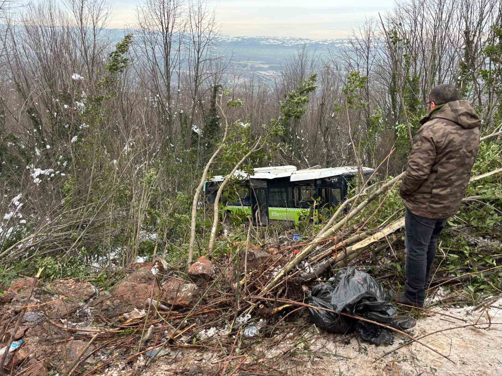 Yolcu otob&uuml;s&uuml; şarampole yuvarlandı, &ccedil;ok sayıda yaralı var
