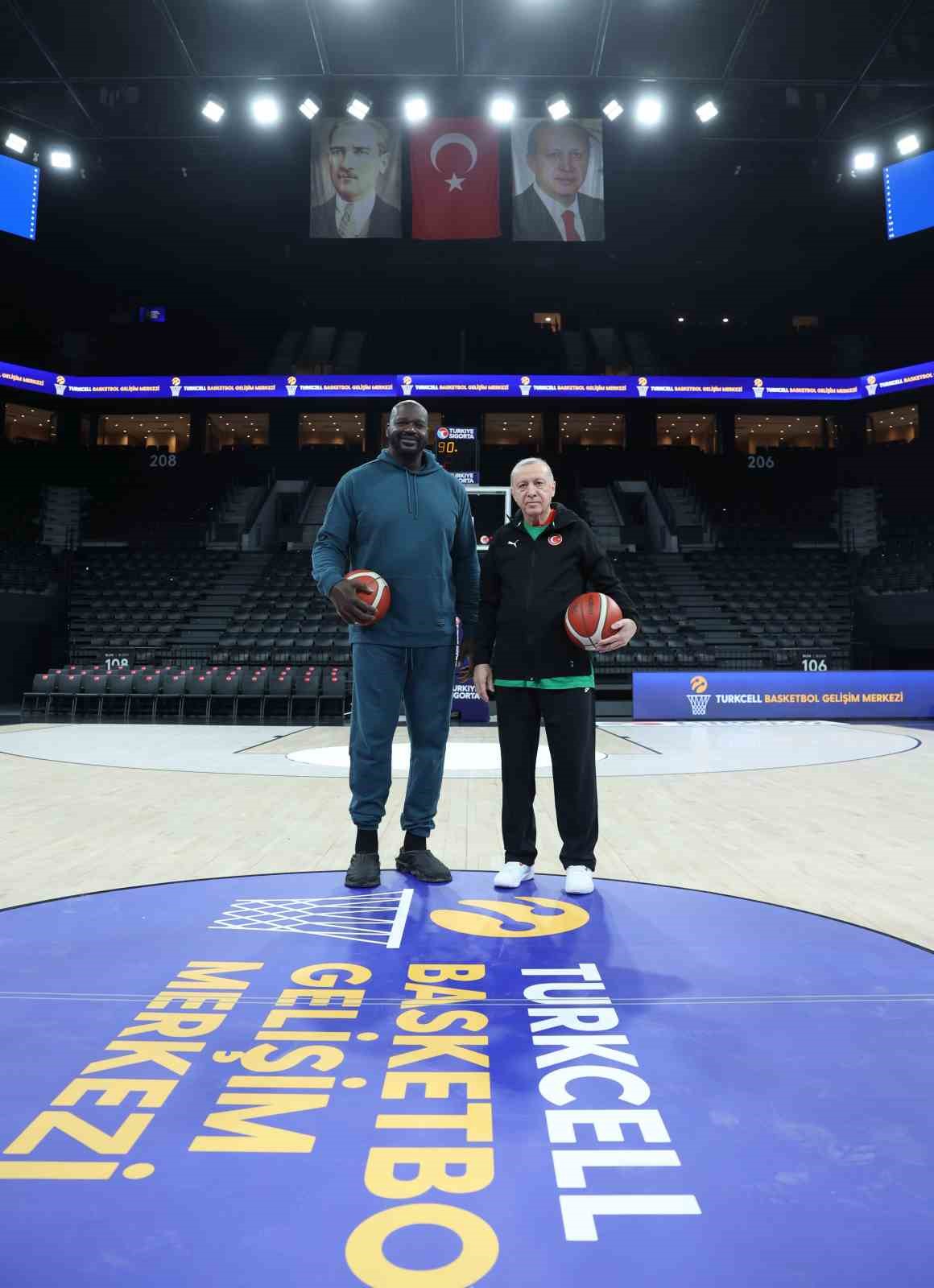 Cumhurbaşkanı Erdoğan, Shaquille O’Neal ile basketbol oynadı