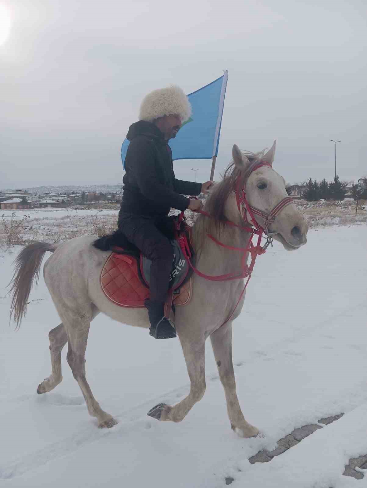 Esnaf at &uuml;st&uuml;nde T&uuml;rk bayrağı ile tur attı
