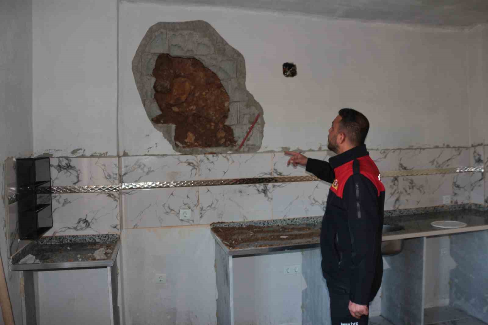 Cizre’de facianın eşiğinden dönüldü: Dev kayalar evi yerle bir etti