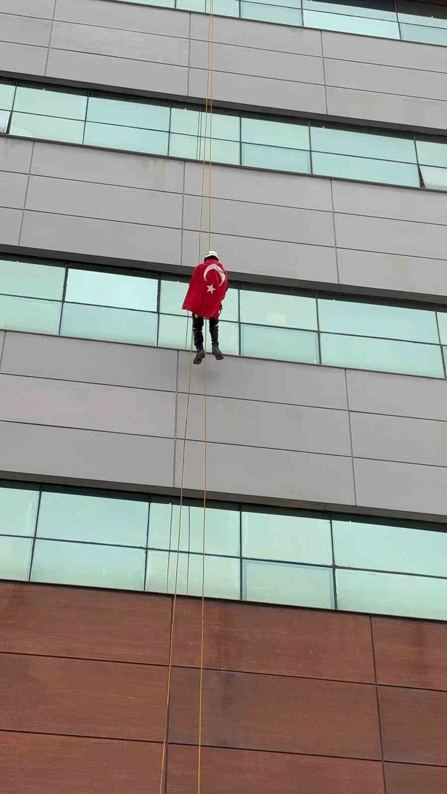 Türk bayrağına saldırıya Aydın’dan tepki: 30 metreye tırmanıp zirveye astı