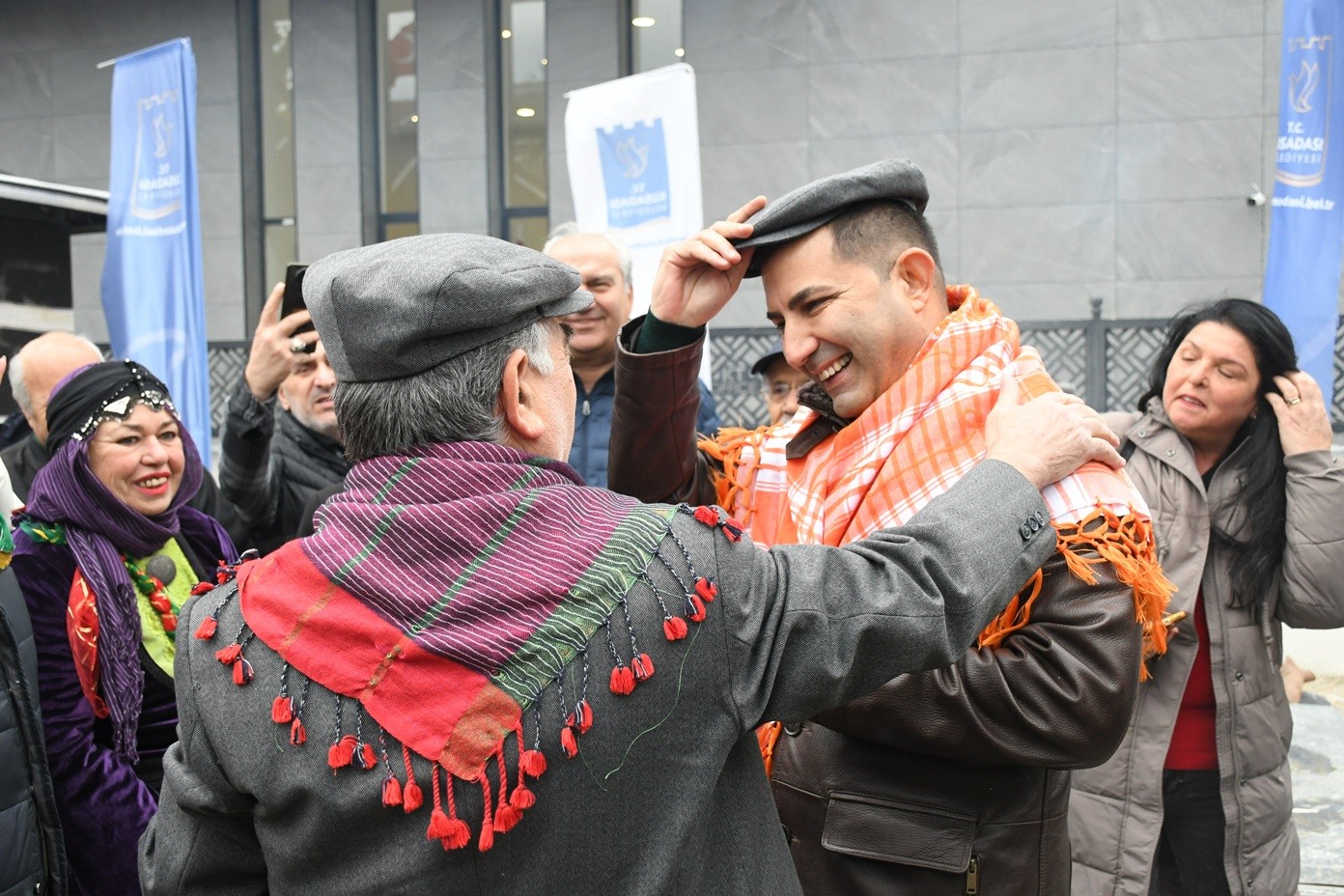 Kuşadası Belediyesi bazı birimlerini çadıra taşıdı