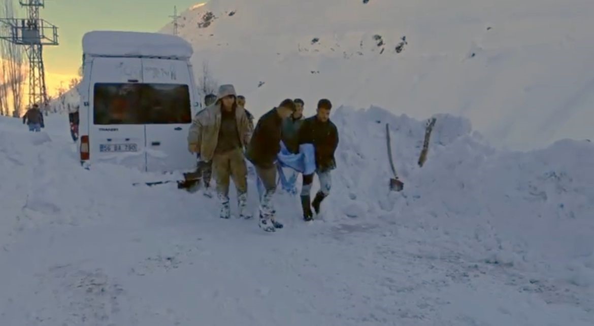 Kar temizlerken damdan düştü, ekipler hastaneye yetiştirdi