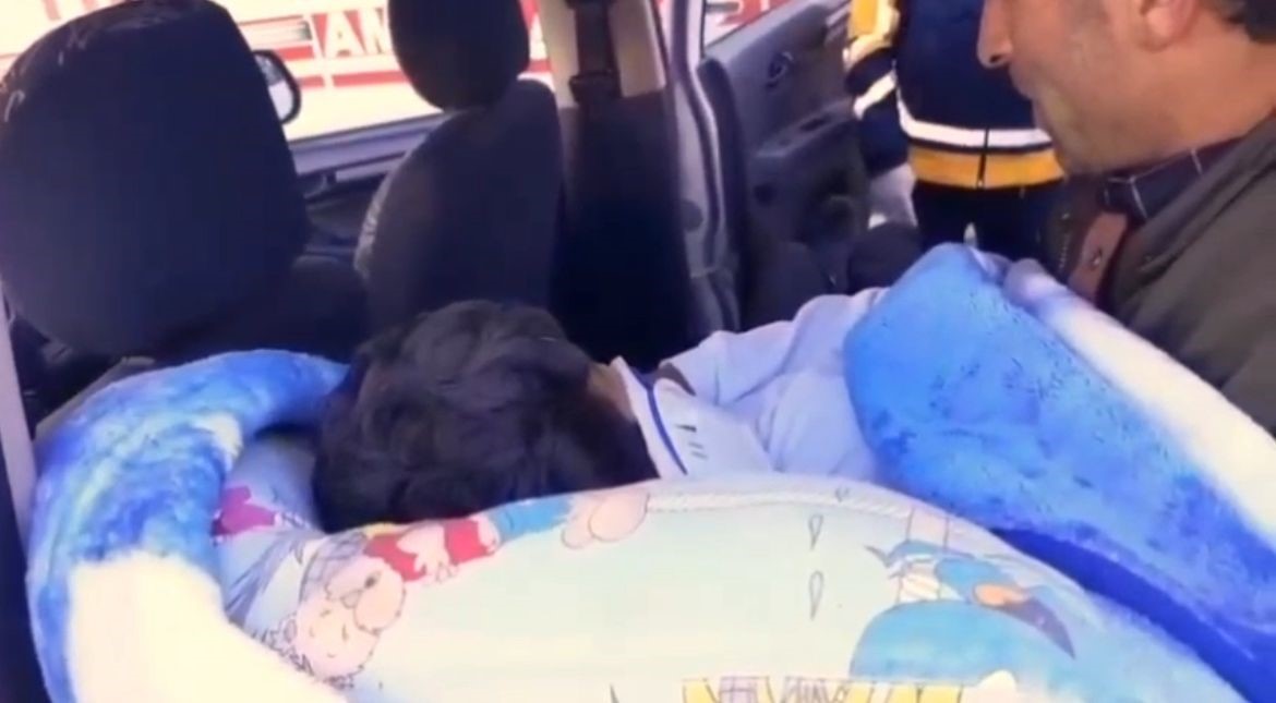 Kar temizlerken damdan d&uuml;şt&uuml;, ekipler hastaneye yetiştirdi
