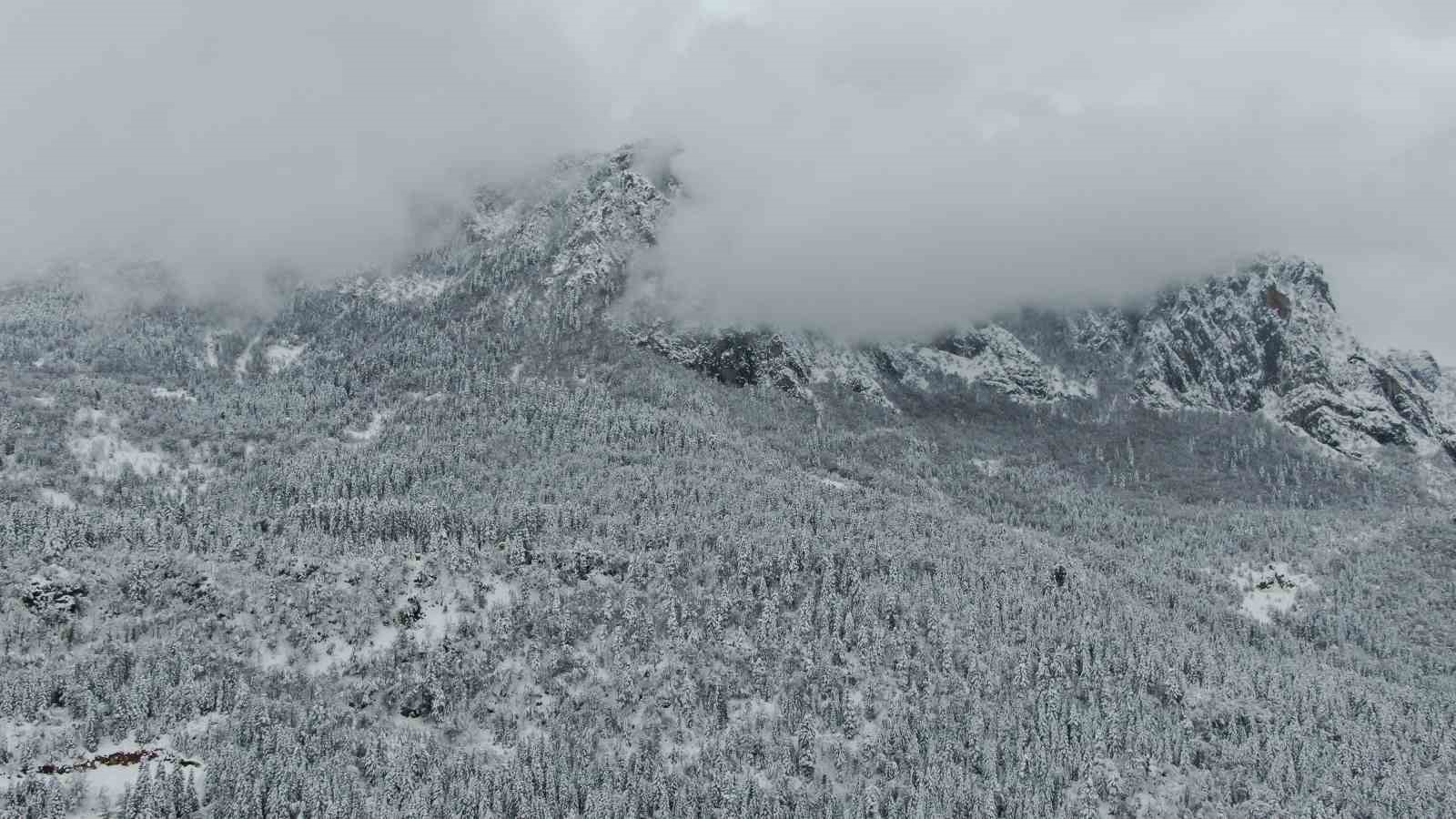 Ersizlerdere Tabiat Parkı&rsquo;nda kar g&uuml;zelliği
