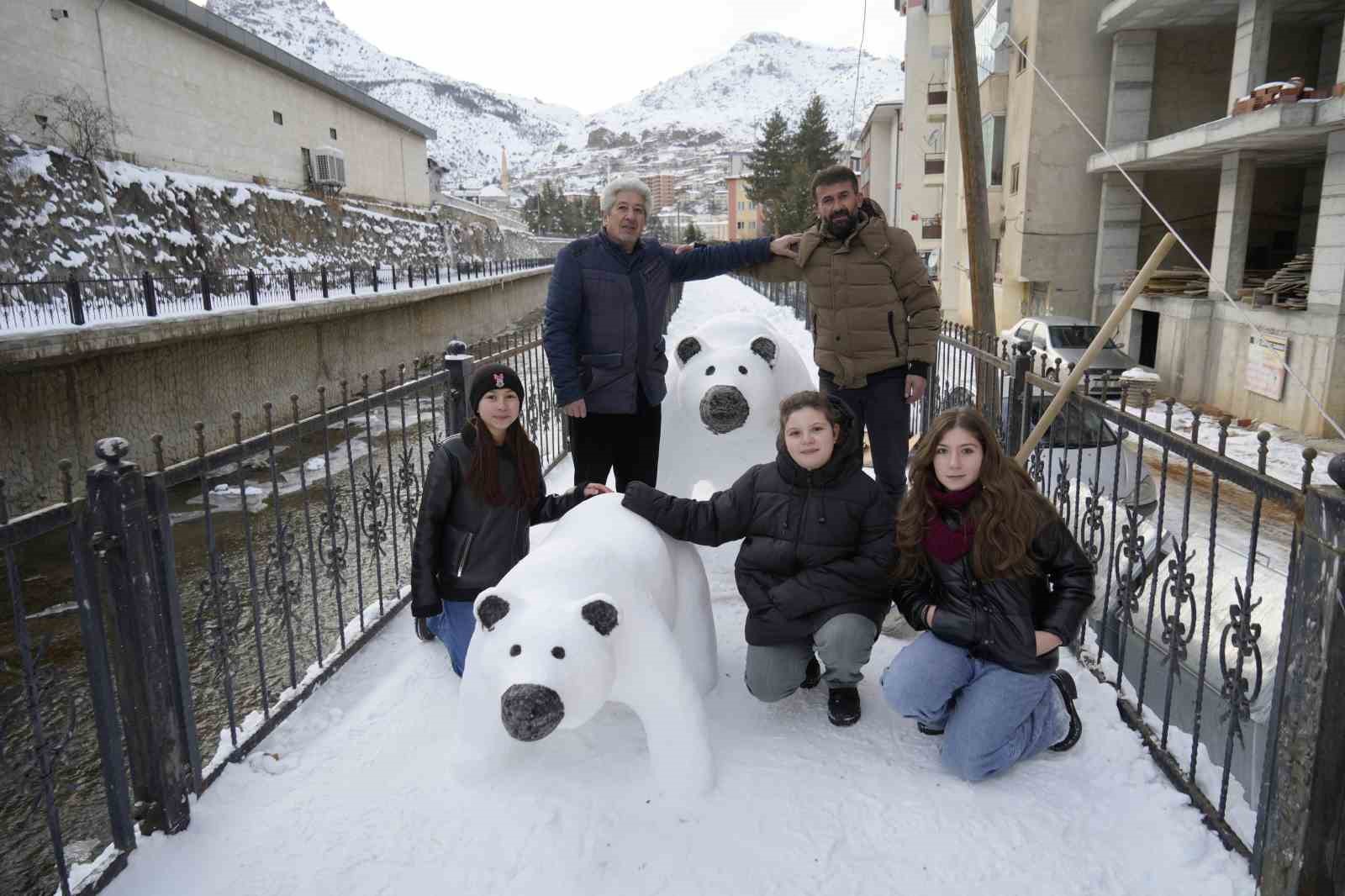 Tır şoförünün kardan yaptığı anne ve yavru ayı ilgi odağı oldu