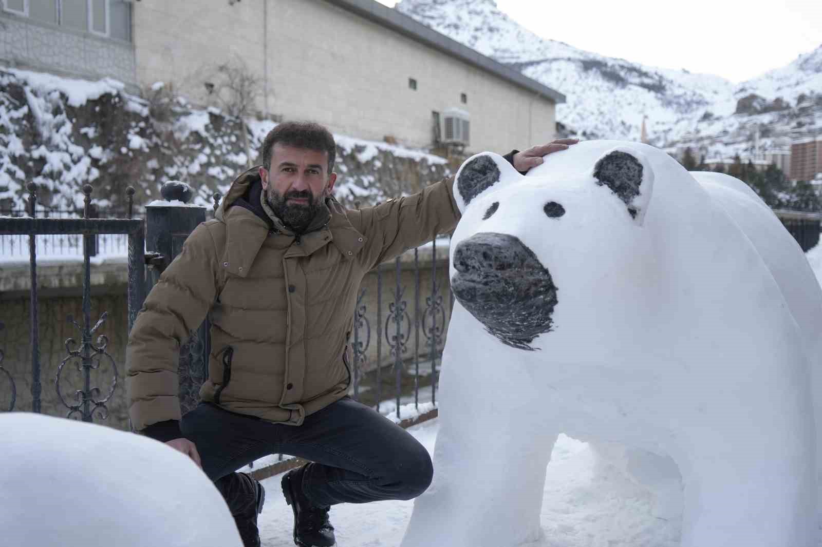 Tır şof&ouml;r&uuml;n&uuml;n kardan yaptığı anne ve yavru ayı ilgi odağı oldu

