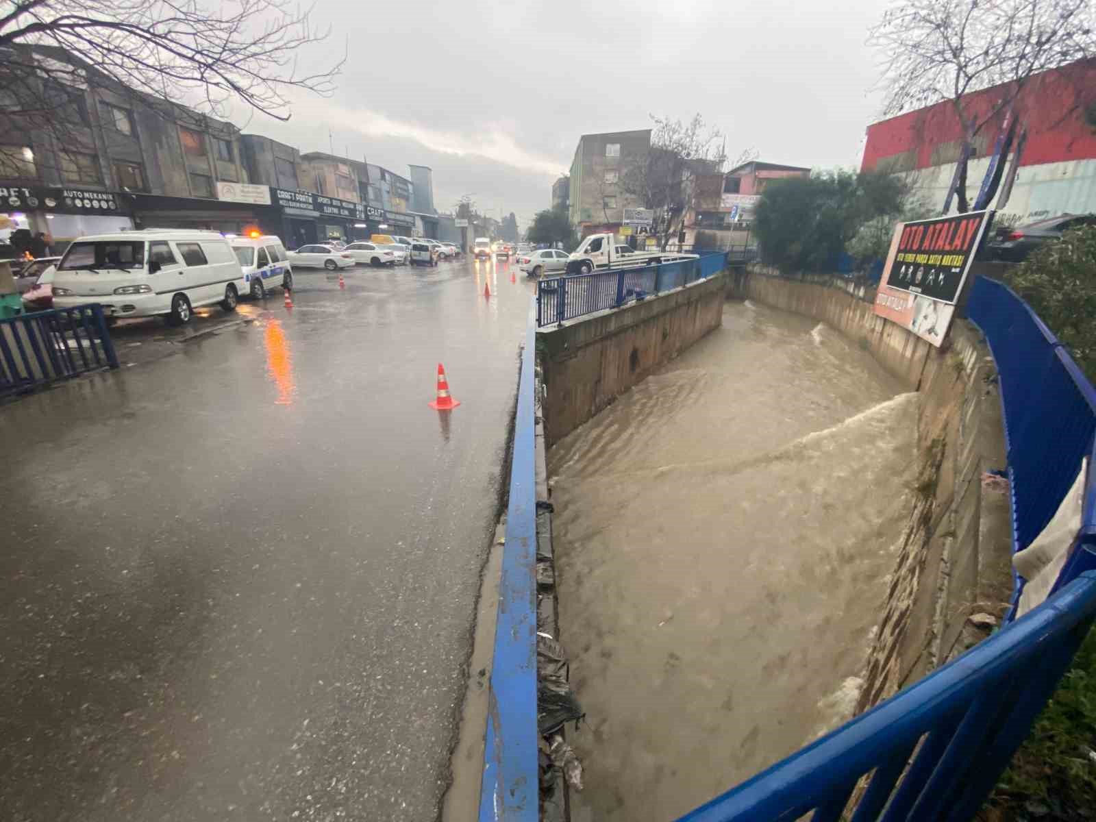 İzmir&rsquo;de g&uuml;ne sağanakla başladı, yollar g&ouml;le d&ouml;nd&uuml;
