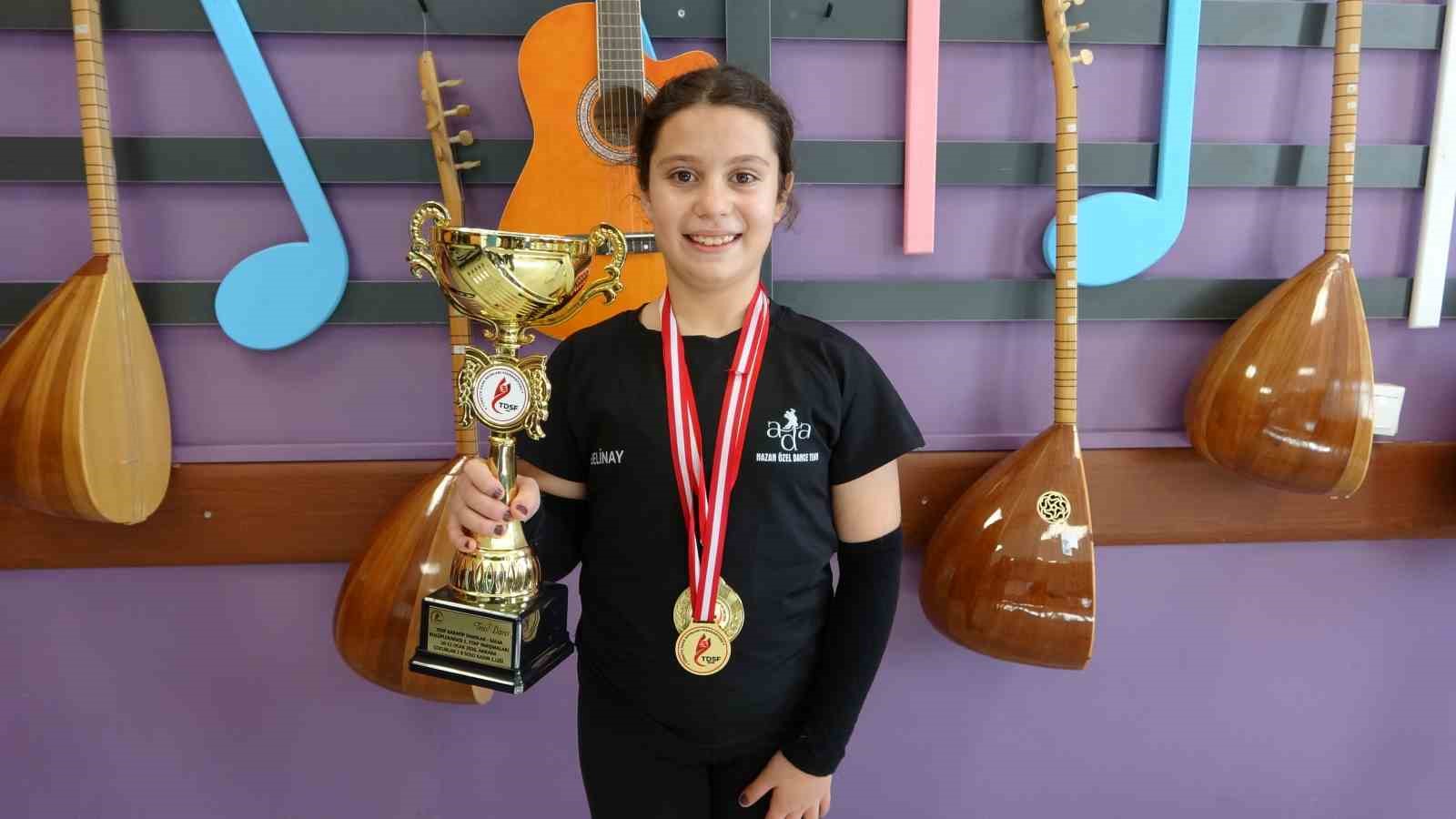 Beş yaşında başladığı ’salsa’ yolculuğunda dört Türkiye birinciliği kazanan minik sporcunun yeni hedefi dünya şampiyonluğu