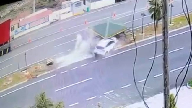 Antalya&rsquo;da otomobil jandarma bekleme noktasına &ccedil;arptı: 4 yaralı
