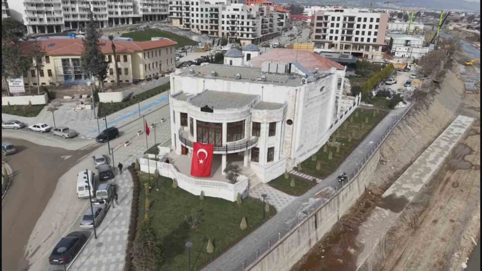 Hatay’da enkazdan taşları tek tek toplanan tarihi meclis binası 200 fore kazık üzerine yeniden inşa edildi