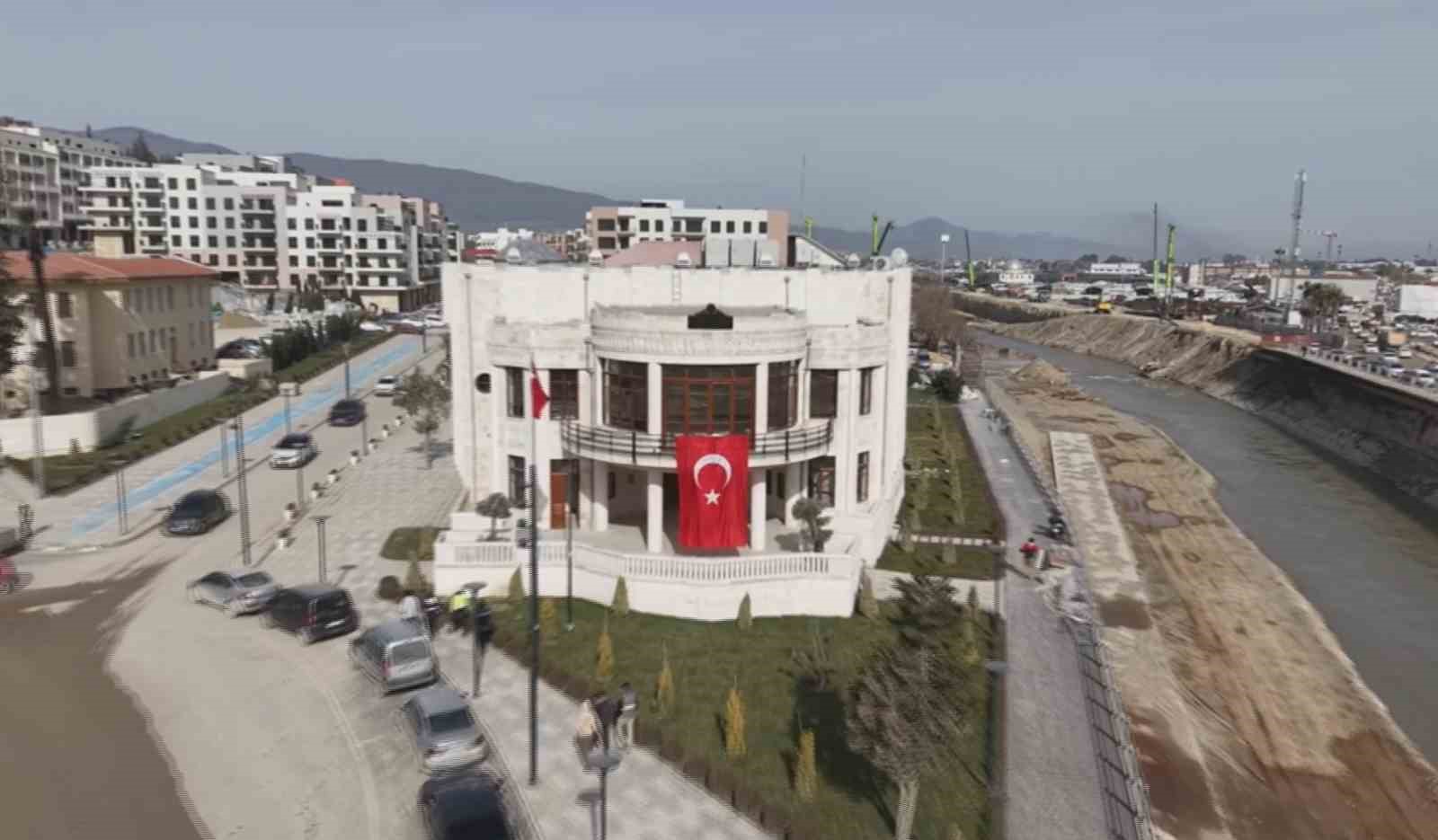 Hatay&rsquo;da enkazdan taşları tek tek toplanan tarihi meclis binası 200 fore kazık &uuml;zerine yeniden inşa edildi
