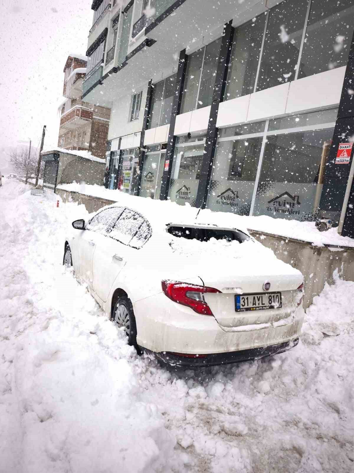 Çatıda çözülen kar kütlesi otomobilin üzerine düştü