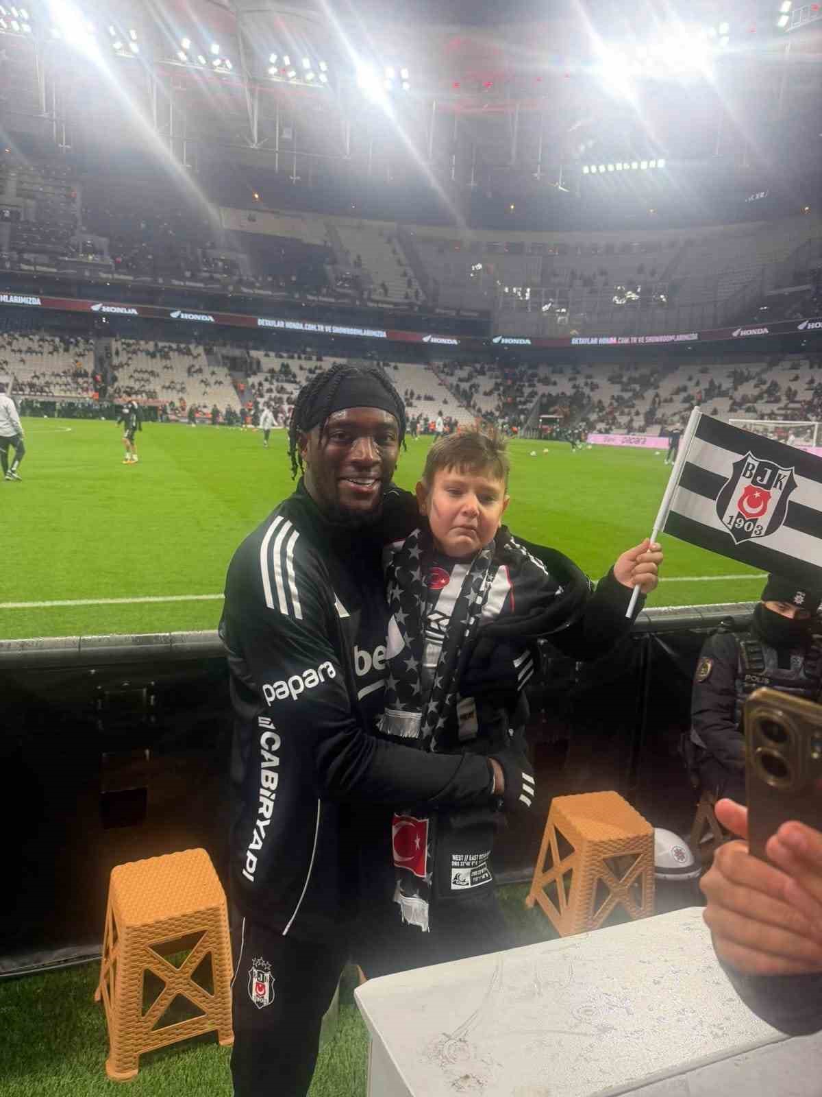 Depremzede gen&ccedil;ler S&uuml;per Lig ma&ccedil;ında moral buldu
