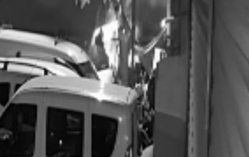 Mersin&rsquo;de kundaklanan evde 58 yaşındaki kişi ağır yaralandı
