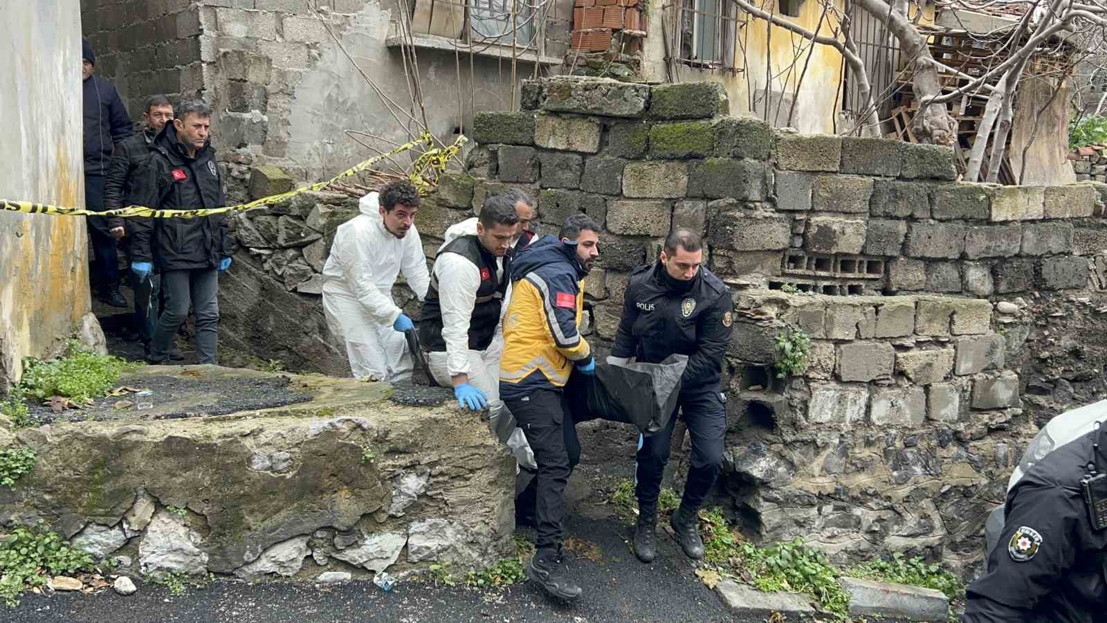 Ey&uuml;psultan&rsquo;da gecekonduda &ccedil;ıkan yangında 1 kişi hayatını kaybetti, 1 kişi yaralandı
