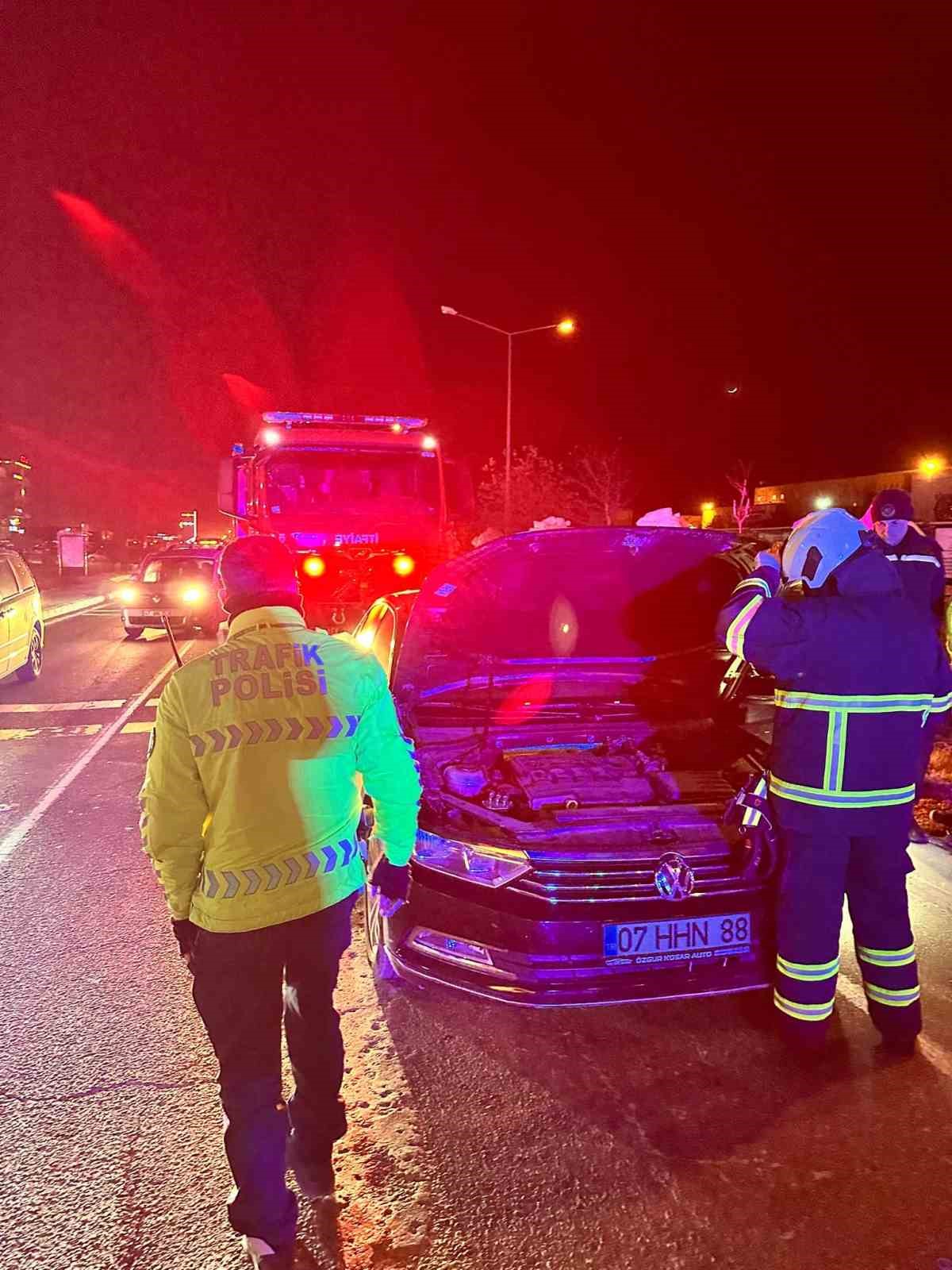 Mardin’de seyir halindeki otomobil alev aldı