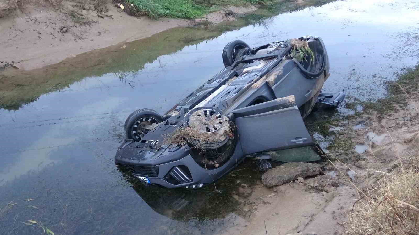 Kayganlaşan yolda kontrolden &ccedil;ıkan ara&ccedil; kanala u&ccedil;tu
