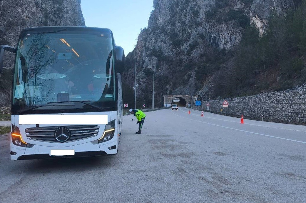 Burdur&rsquo;da 1 haftada 12 bin 910 ara&ccedil; ve s&uuml;r&uuml;c&uuml; kontrol edildi
