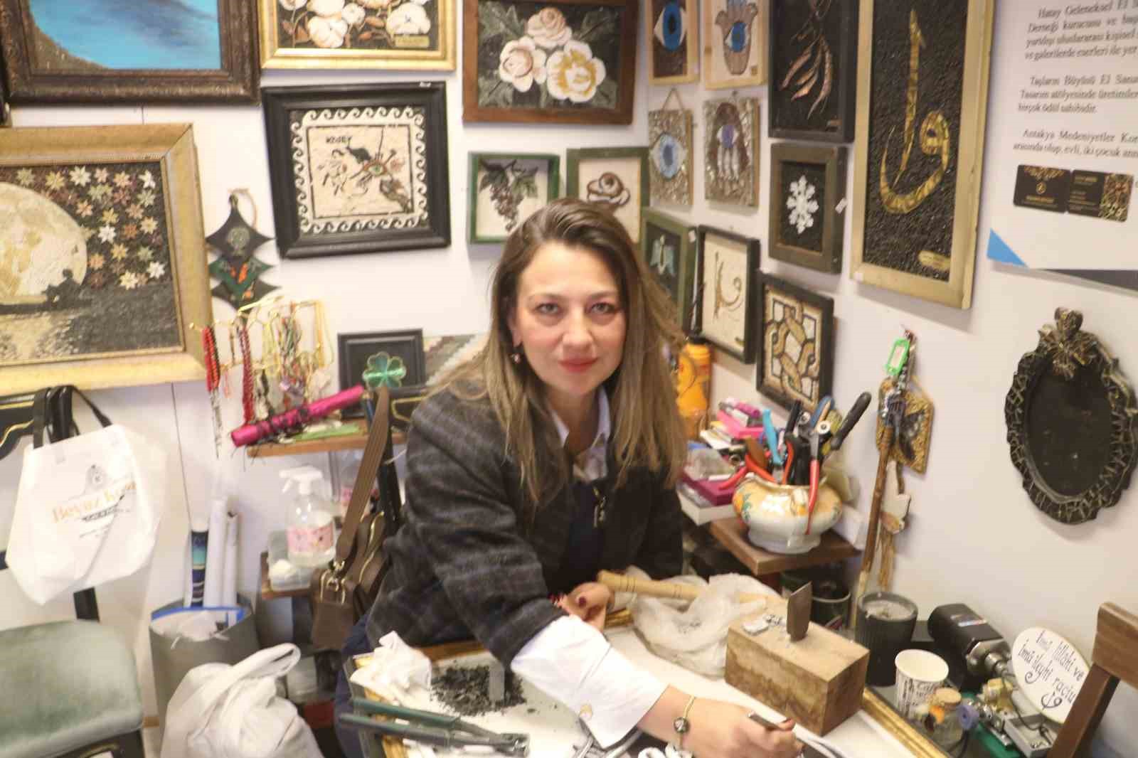 Yumurta kabuklarıyla başlayan sanat merakında 30 yıldır ilmik ilmik taşları mozaiğe d&ouml;n&uuml;şt&uuml;r&uuml;yor
