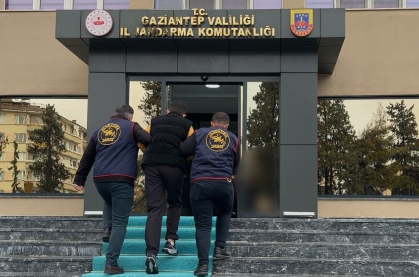 Gaziantep’te silahlı yağma suçundan aranan şahıs mutfak dolabında yakalandı