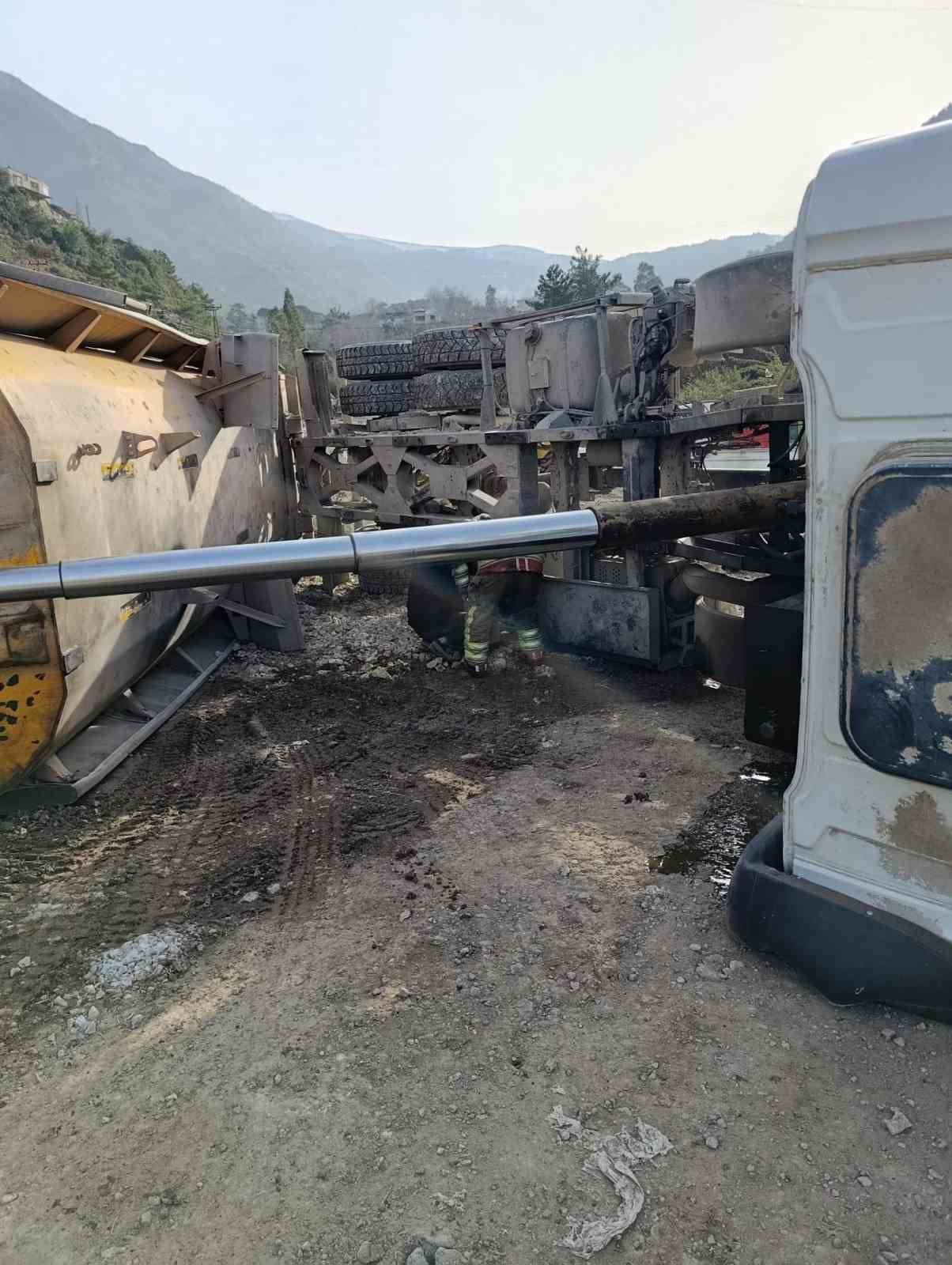 İskenderun&rsquo;da devrilen hafriyat kamyonunun s&uuml;r&uuml;c&uuml;s&uuml; yaralandı
