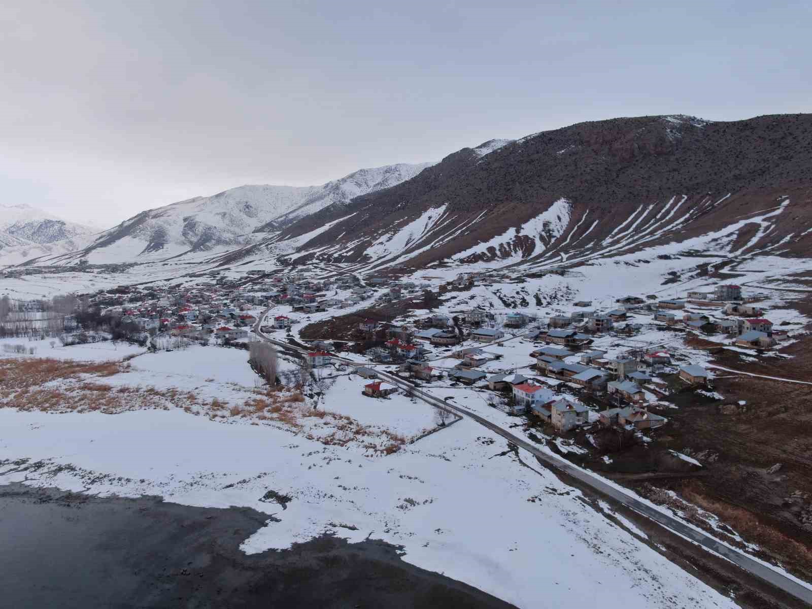 Van&rsquo;da beyaz esaret g&ouml;rsel ş&ouml;lene d&ouml;n&uuml;şt&uuml;: Yerleşim yerleri beyaz gelinliğini giydi
