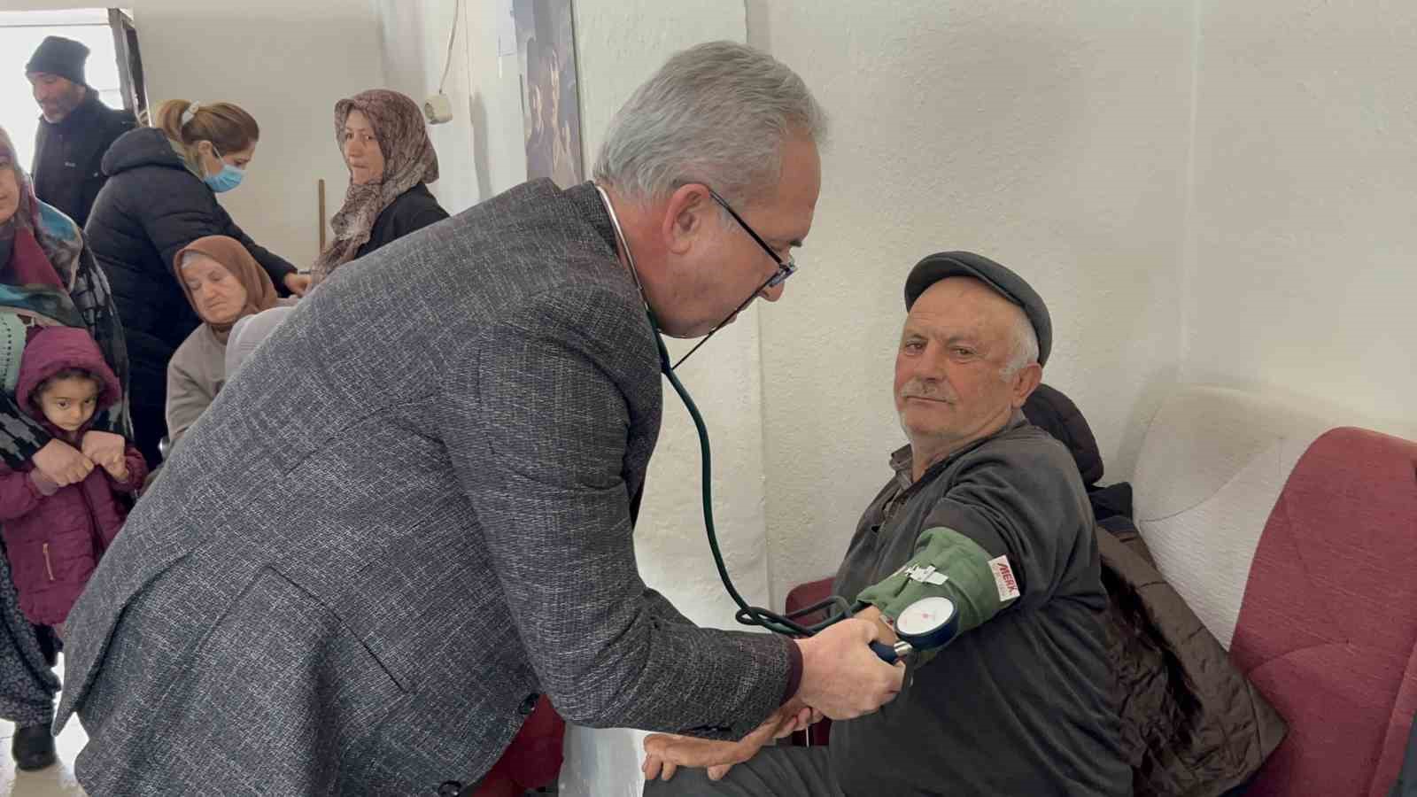 Mobil sağlık timleri, köy köy gezerek sağlık dağıtıyor