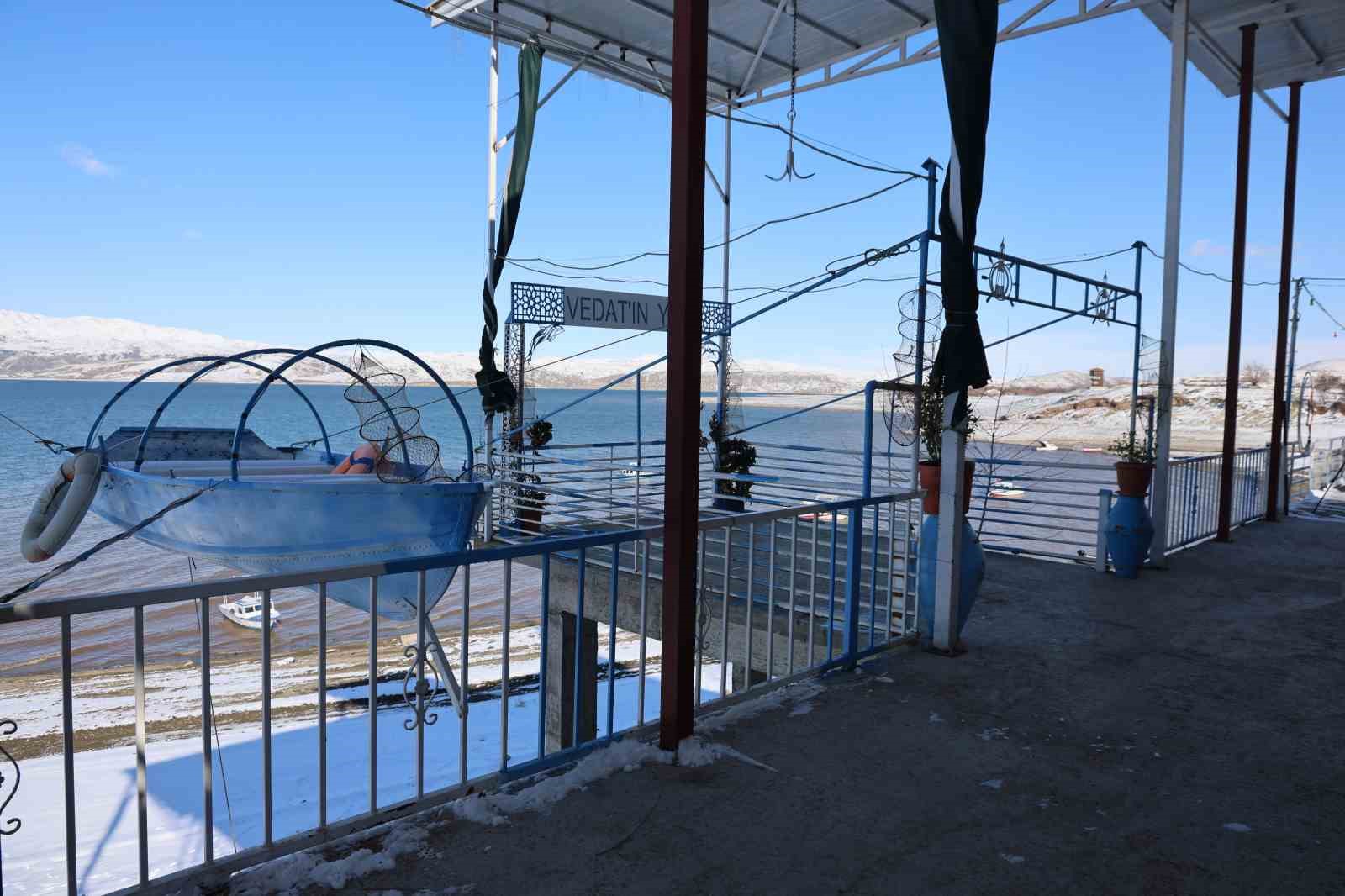 Mavinin ve beyazın buluştuğu köy, eşsiz manzaralar oluşturdu