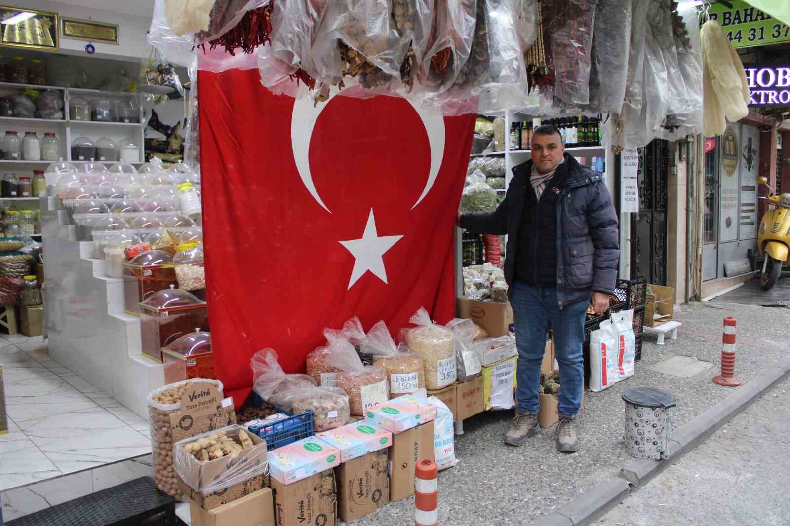 Aydınlı esnaftan ’5 metrelik’ bayrak tepkisi