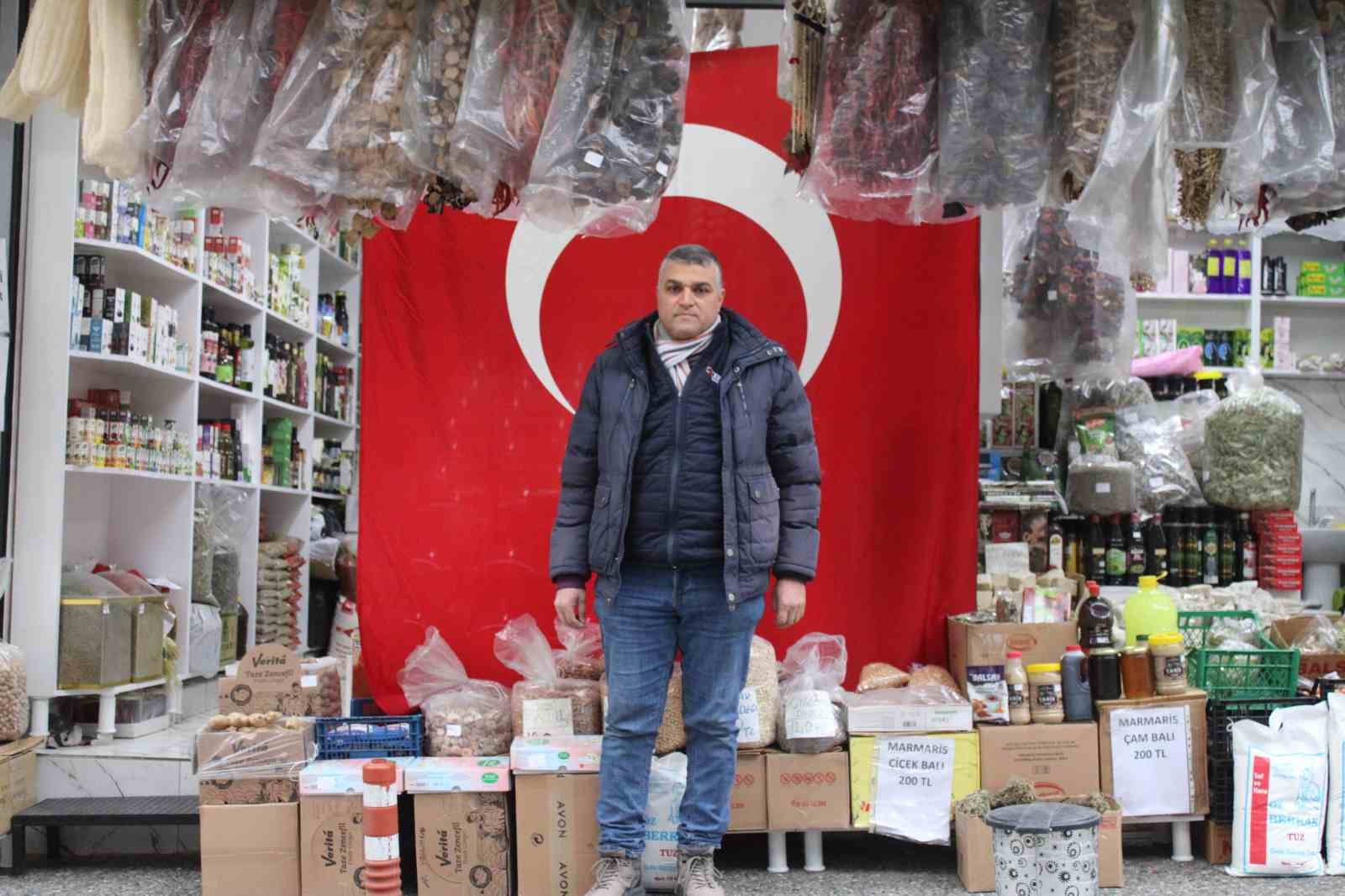 Aydınlı esnaftan &rsquo;5 metrelik&rsquo; bayrak tepkisi
