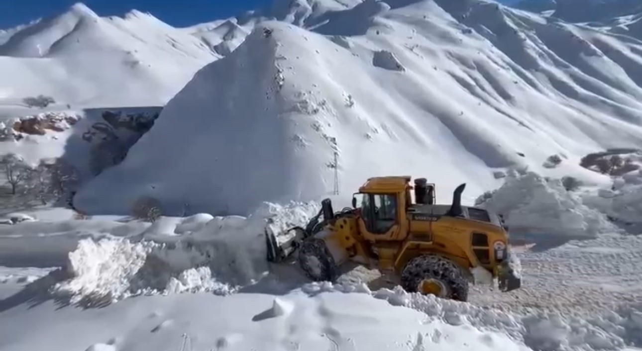 Hakkari&rsquo;de karla m&uuml;cadele: 294 yerleşim yerinin yolu ulaşıma a&ccedil;ıldı
