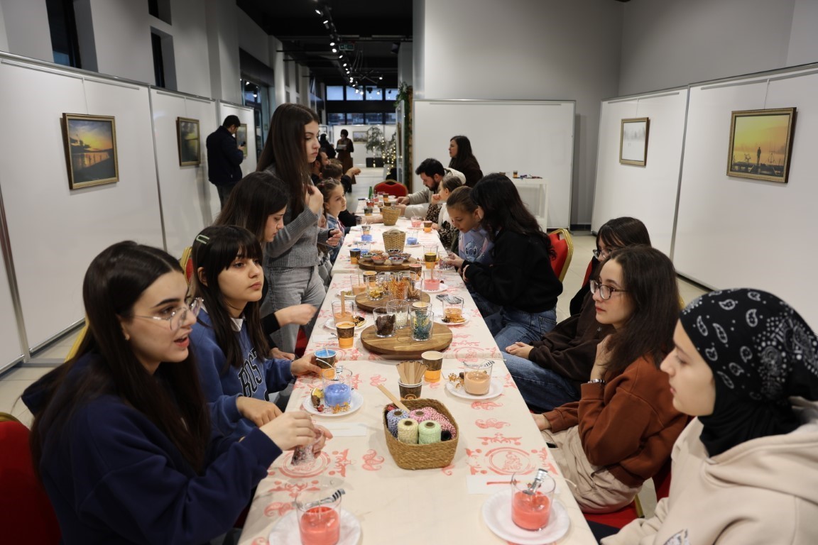 Kartepe&rsquo;de &ccedil;ocuklar mum yapım at&ouml;lyesine katıldı
